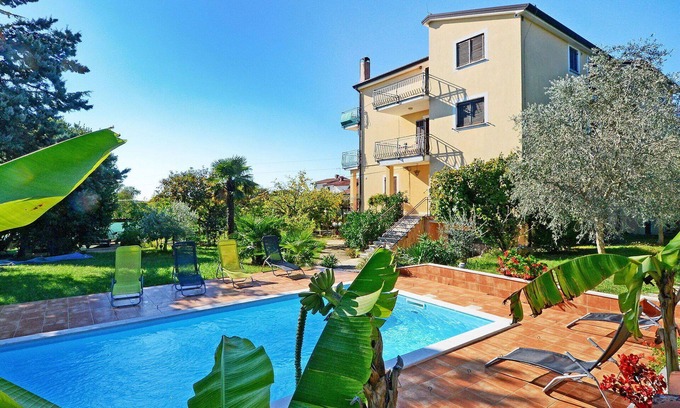 Valica Apartment | Nice apartment for 4 guests with WIFI, pool, A/C, TV and balcony