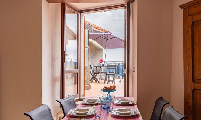 Maccagno Apartment | Nice apartment for 5 guests with TV, terrace and pets allowed