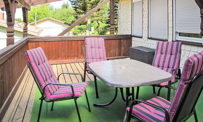 Steinbach-Hallenberg House | Nice apartment in villa for 4 guests with WIFI, TV and patio