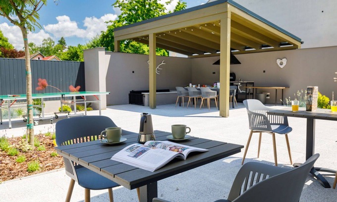 Balatonszarszo House | Nice apartment in villa for 12 guests with hot tub, WIFI, A/C, TV and patio