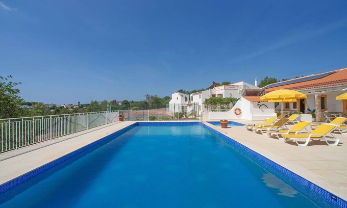Mem Moniz House | Nice apartment in villa for 3 guests with WIFI, A/C, pool, TV and terrace