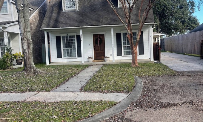 South Baton Rouge House | Nice & cozy 3 Bedroom & 2 bathroom home located in the heart of Baton Rouge.