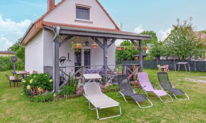 Nowe Warpno House | Nice home in Nowe Warpno with kitchen