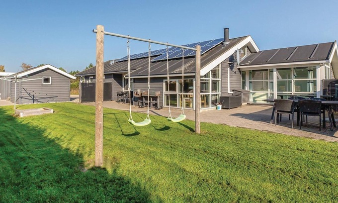 Hasmark Strand House | Nice home in Otterup with kitchen