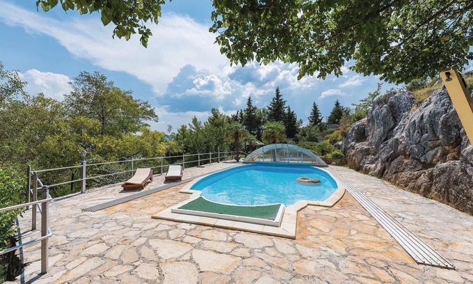 Siveric House | Nice home in Siveric with WiFi