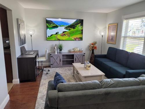 West Seneca House | Nice house with private parking, king bed fenced yard