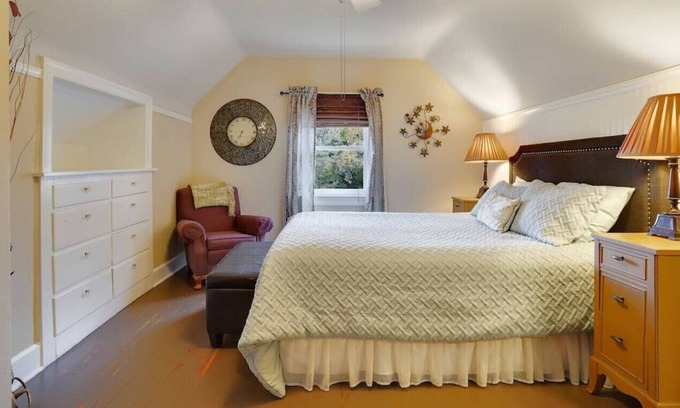 Albany House | Nice Master Bedroom/Bath by Hospital - Women Only