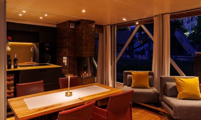 Moabit Boat Rental | Nido - relax in style on Berlin's most exclusive and natural houseboat.