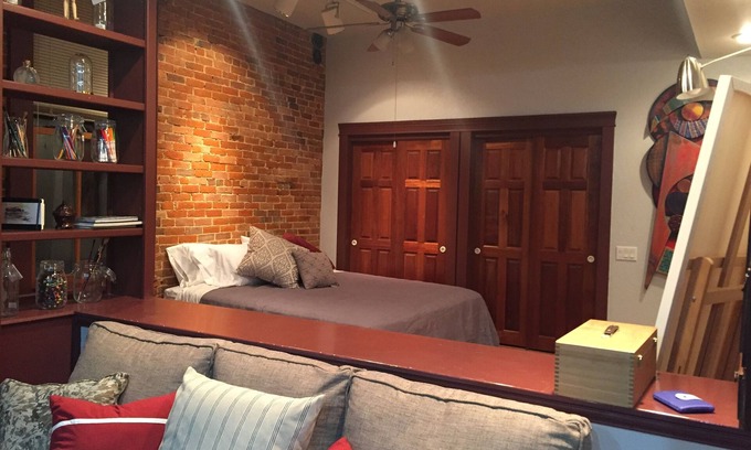 Eureka Springs Historic District Apartment | Night Owl 4N DOWNTOWN (optional paid parking upon request)