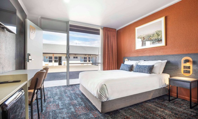 Warwick Hotel | Nightcap at Horse and Jockey Hotel Warwick