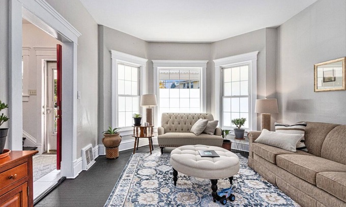 Niles House | Niles Charmer! Wifi, AC, 3 Queen Beds - walk to downtown!