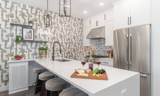 Katie Hill Neighborhood Cottage | Nimbus-rooftop Deck-hot Tub-mins to Broadway