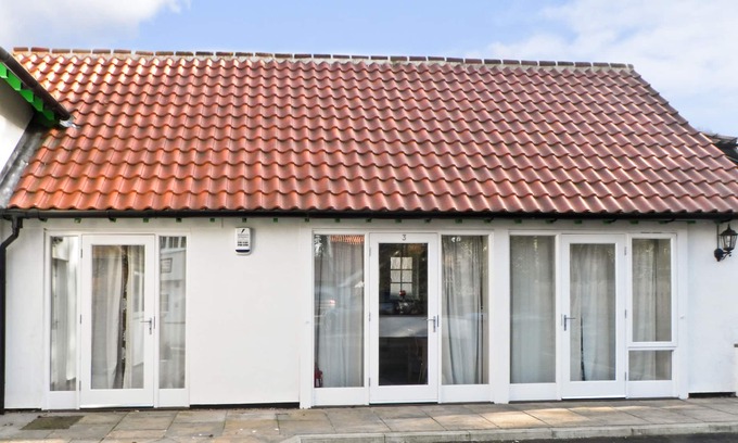 Scarborough Cottage | NO. 3 LOW HALL COTTAGES, pet friendly, with a garden in Scalby