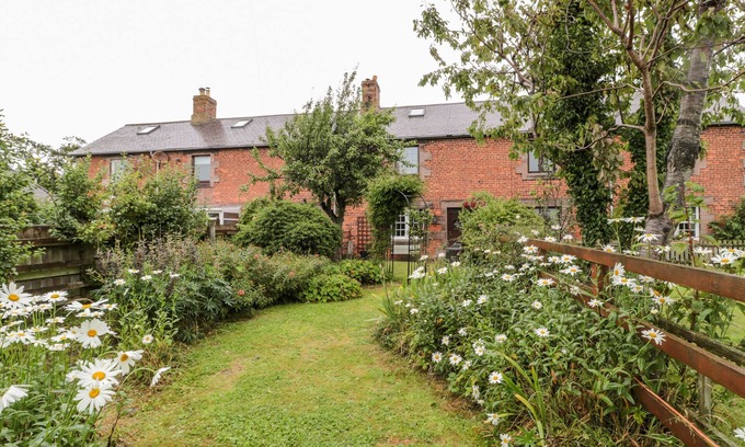 Berwick-upon-Tweed Cottage | NO.4, pet friendly, with open fire in Beal