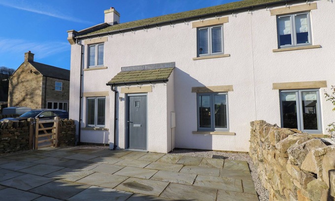 West Witton House | NO.8 CAIRN COTTAGE, pet friendly, with a garden in West Witton