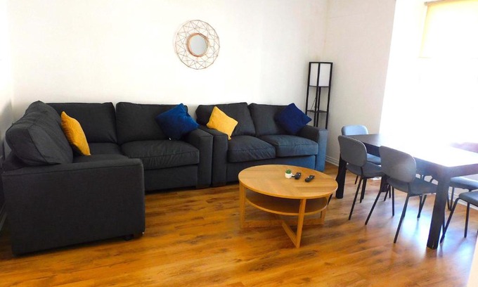 Lanark Apartment | No 9 - Modern 3 Bedroom Apartment in Lanark Town Centre