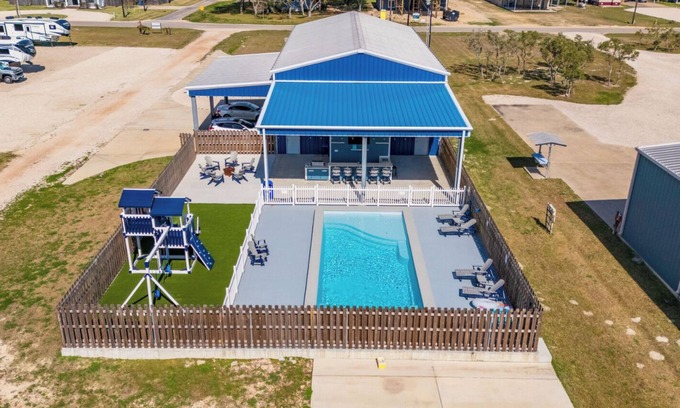 Port O Connor House | NO AGENDA HACIENDA-Pool/Playscape Pets ok with more fees