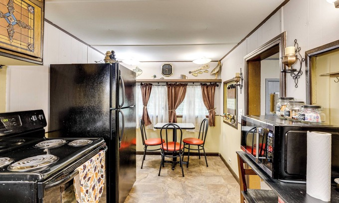 Langston Cottage | No Pet Fee! Family Cabin 2 Mi to Lake Guntersville