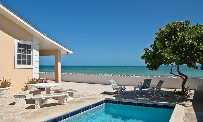 Nassau Villa | nOCEANFRONT HAVEN-35 Steps Into SEA! Private POOL,BEACH 10min Walk. 10%week-off!