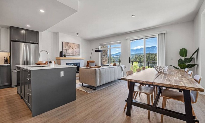 East Kootenay Apartment | Nordic Nouveau | Hot Tub | Unmatched Lake Views