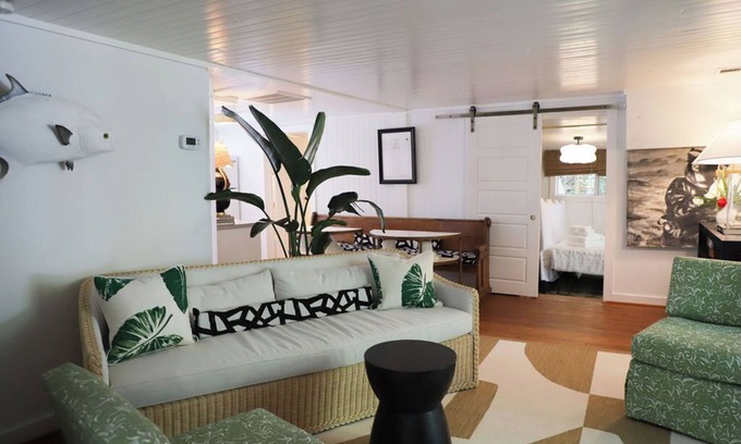 Tybee Island Cottage | North End, 3 Br Luxury Cottage, Pet Friendly, Private Road, 5 min walk to Beach