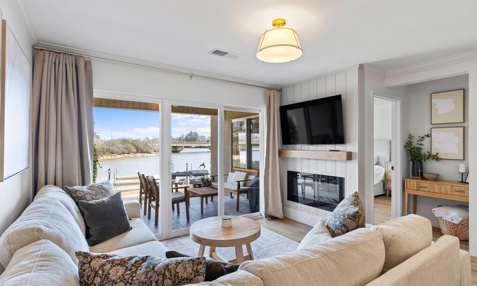 Alexander City Condo | North Lake Escape! Lakefront 3BR/2B Condo w/Boat Slip & Pool Access