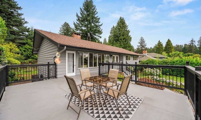 District of North Vancouver House | North Van 3BR Main Home Suite with Sunroom & Deck