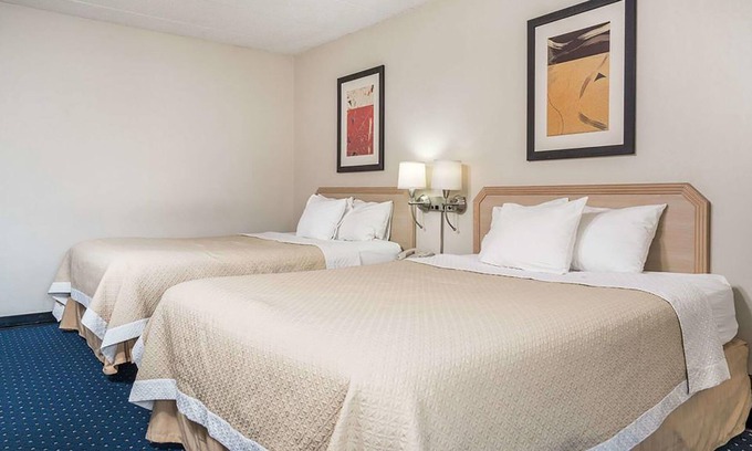 La Crosse House | Norwood Inn & Suites La Crosse - Comfort 1 Business King Bed Non-Smoking