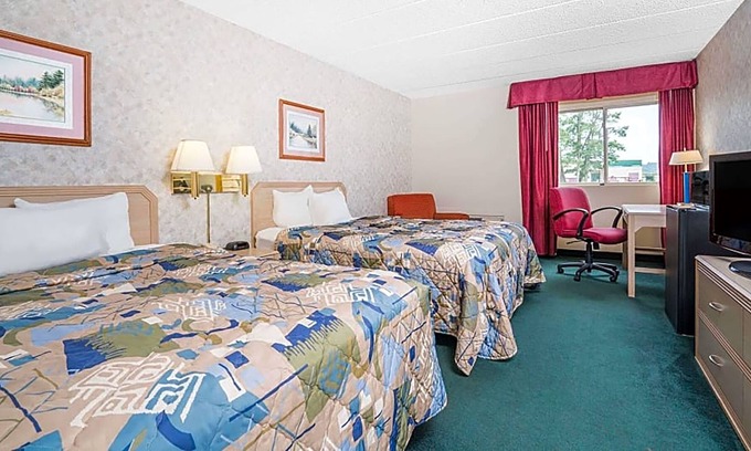 La Crosse House | Norwood Inn & Suites La Crosse - 2 Queen Bed Accessible Non-Smoking