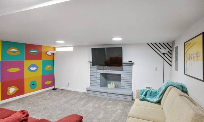 Logan House | Nostalgic Warhol 2BD Apartment