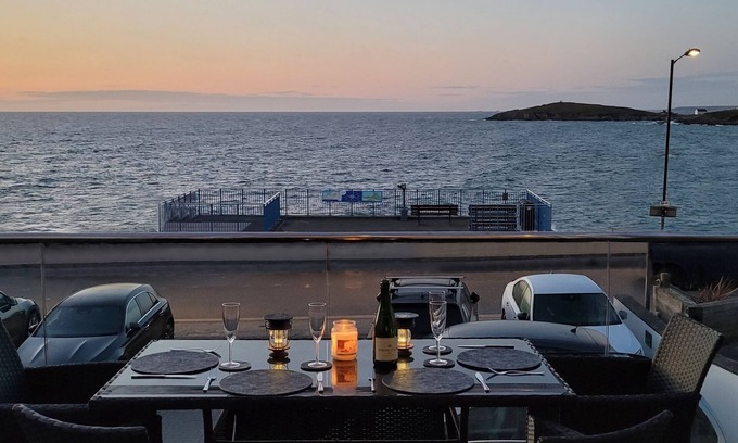 Newquay Apartment | Nov & Dec Reductions! Luxury 2 bed apartment, stunning views over Fistral Beach