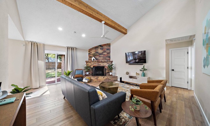 Grogan's Mill House | Nr The Woodlands Houston Retreat | Yard BBQ Games