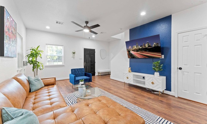 Southeast Houston House | NRG MedCenter 2BD/2.5BA w FencedYard & King Bed