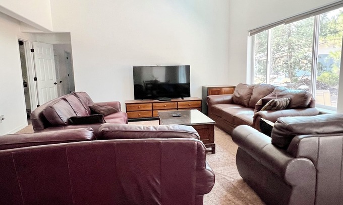 Deschutes River Woods House | nSpacious 7 bedroom, 4.5 bathroom, 5-7 minutes to downtown