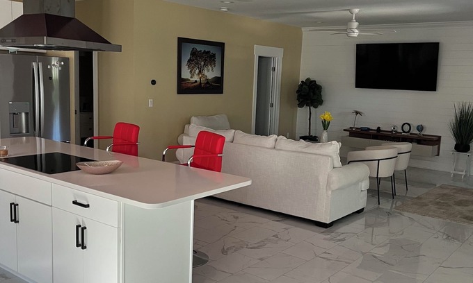 Manteo House | Nueva y Elegante Casa a 1 Milla del Dowtown y 6 Millas de las Playas OBX