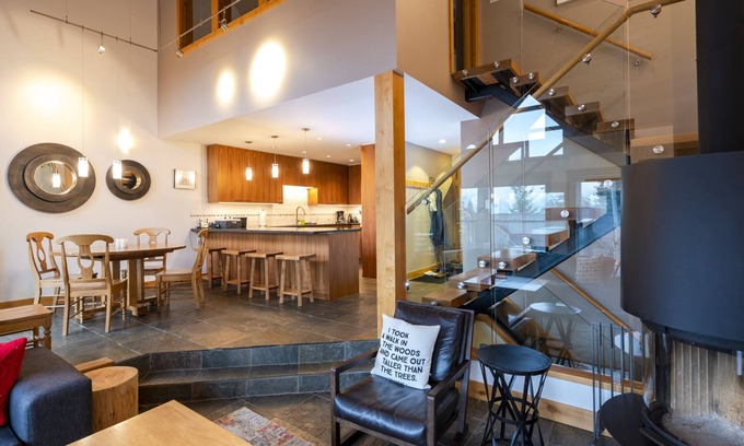 Upper Village Ski Chalet | NYE rent 4-Stay 5. Hot Tub on Village Run-TRULY Slopeside-Luxury, Amazing Views.