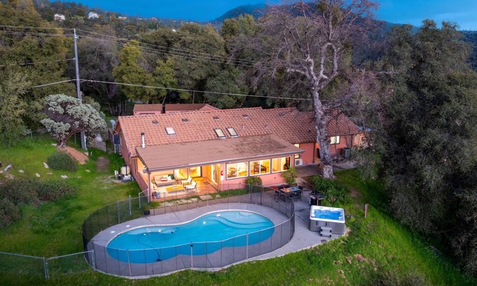 Oakhurst House | Oakhurst home close to Yosemite/Bass Lake~Hot Tub~EV Charger~Game Room~Pool