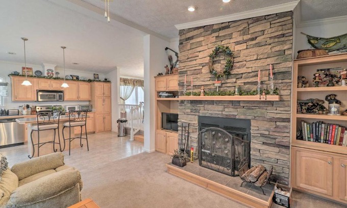 Oakland House | Oakland Retreat about 13 Mi to Deep Creek Lake!