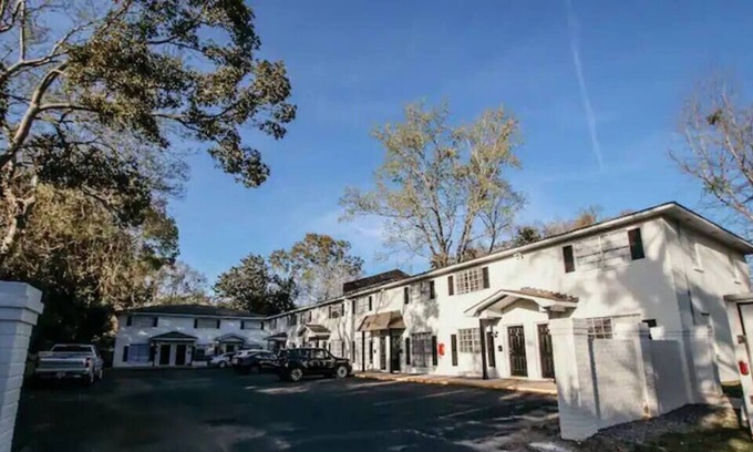 Washington Square Apartment | Oakleigh Square Townhome Unit #5