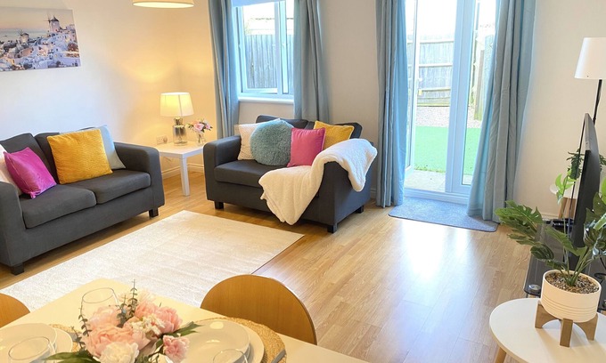 Corby House | Oakley Vale - Luxury 3 Bed, Garden, Free Parking, Peaceful Elite Suite