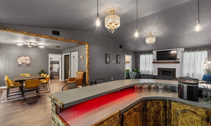 West Pensacola House | Oakside Retreat~35 guests-6 Units~Unique