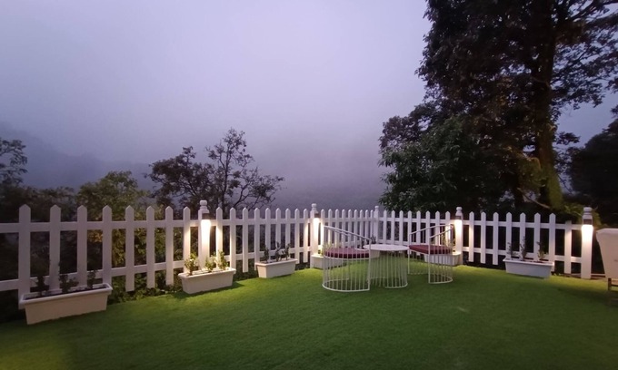 Landour House | Oakwood 302 - Elegant Private Room With Balcony at Landour, Mussoorie