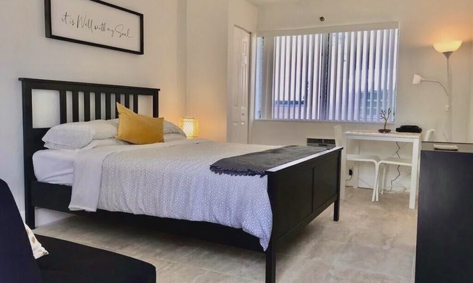 Royal Poinciana Apartment | Oasis at Hollywood - Sleeps 4 - Unit 2