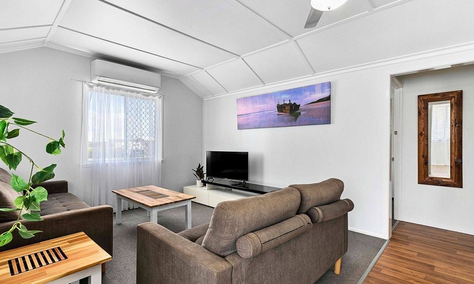 Torquay House | Oasis on Bideford quiet pet friendly location