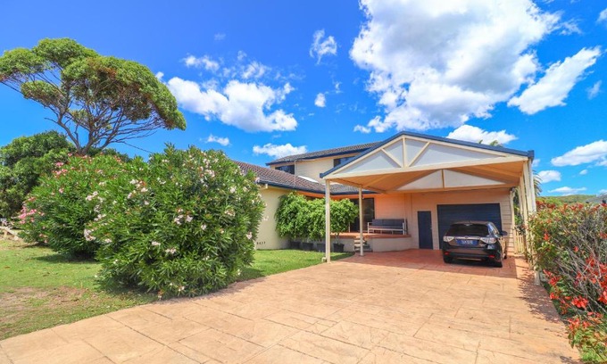 Caves Beach House | Ocean Breeze at Caves with Studio