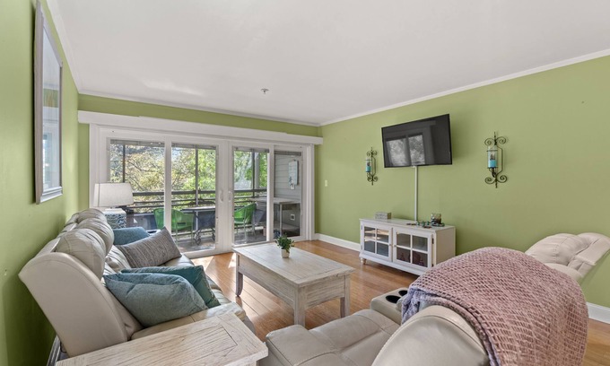 Briarcliffe Acres Condo | Ocean Creek 2BR - Pools, Beach Access & Barefoot Landing Across Street