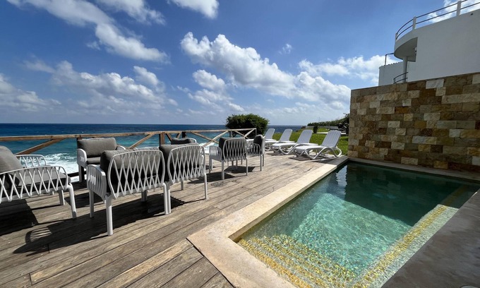 Colonia Meteorologico House | Ocean Front 6 BR See Dolphins + Sunrise From Bed