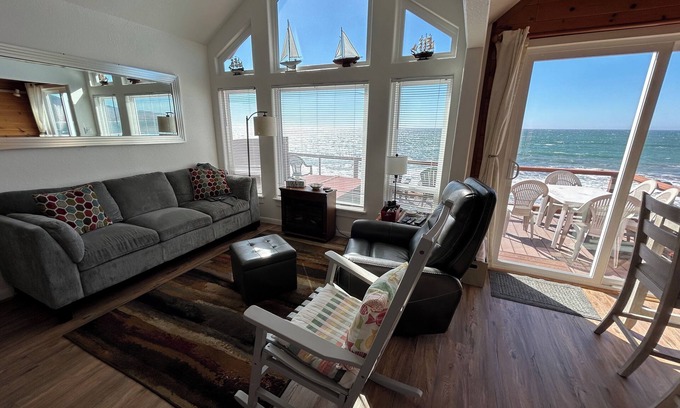 Smith River Cabin | Ocean Front Cabin 10 with Jacuzzi & Breathtaking Views - The Ocean Mariner - Just STEPS TO THE BEACH (Private Beach Owned by White Rock Resort)