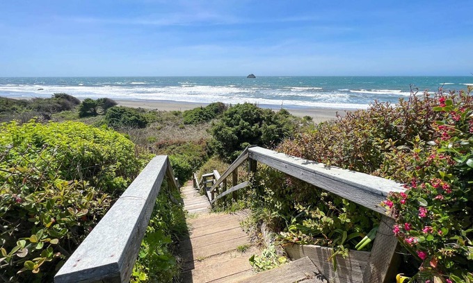 Smith River Apartment | Ocean Front Sunset Shore Retreats "Sea Otter Snooze"