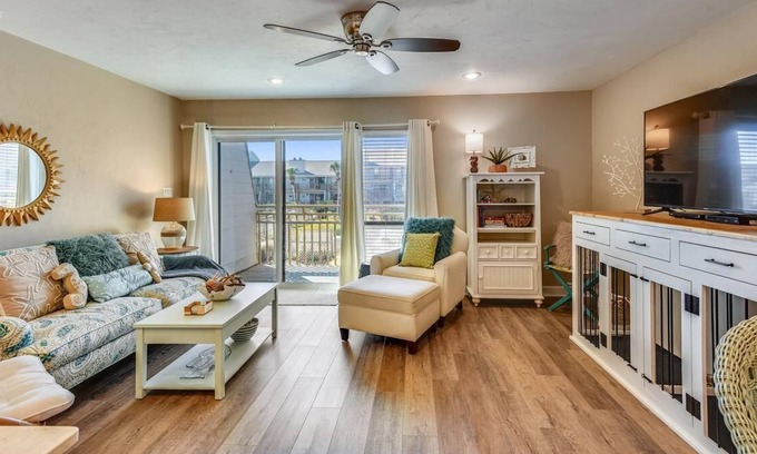 East End Condo | OCEAN MILE E6 IS IMPECCABLY REMODELED AND READY FOR YOUR FAMILY!